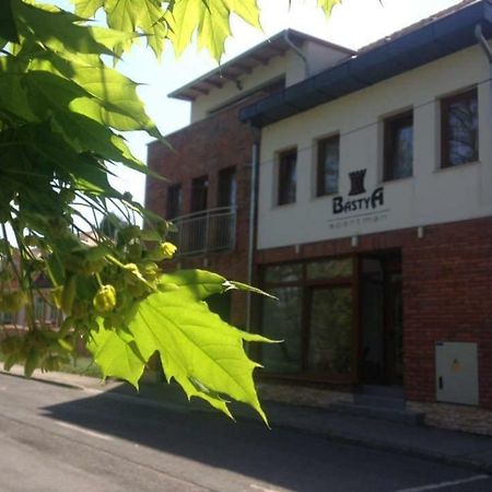 Bastya Apartmanhaz Sarvar Exterior photo